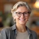 Porträt von Dija Asmerom vor einem hellen Holzinterieur